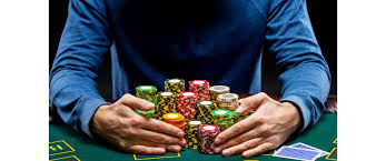 Chiến lược đối đầu với đối thủ mạnh trong Poker: Sơ đồ minh họa lối chơi chiến lược giữa những người chơi Texas Hold'em trình độ cao.