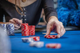 Chiến lược GTO trong Poker so với chiến lược Exploit: Sơ đồ minh họa sự khác biệt giữa chiến lược GTO và Exploit trong Texas Hold'em, thể hiện sự khác biệt về cân bằng và khai thác điểm yếu của đối thủ.