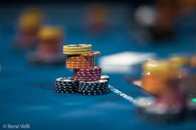 Sơ đồ minh họa các chiến lược sinh lời dài hạn trong trò chơi Texas Hold'em, thể hiện giá trị hiệu quả (EV) và tư duy hệ thống.