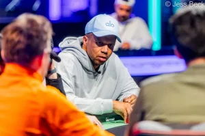 Lần đầu tiên Phil Ivey lọt vào bàn chung kết WSOP năm 2026 đã kết thúc với một ván bài không mấy may mắn: 1TP 4T 250K.