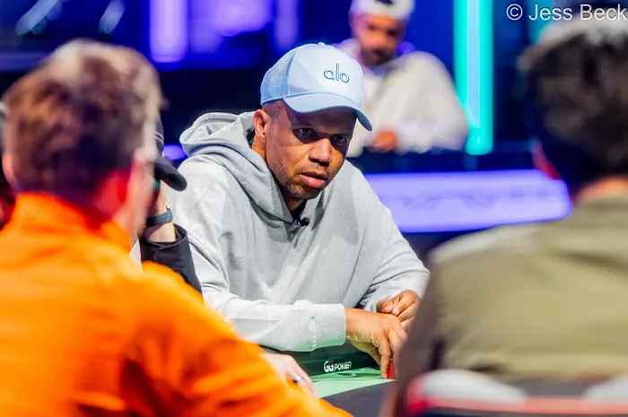 Lần đầu tiên Phil Ivey lọt vào bàn chung kết WSOP năm 2026 đã kết thúc với một ván bài không mấy may mắn: 1TP 4T 250K.