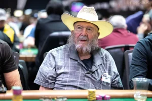  Người đầu tiên giành được vòng đeo tay vàng PLO nói về danh hiệu WSOP năm 1984 của mình: "Điều đó chẳng có ý nghĩa gì với tôi cả."