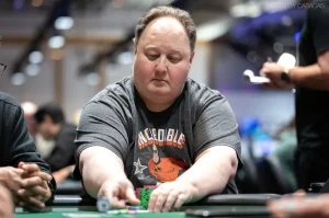 Tại sao nhà vô địch WSOP Main Event Greg Raymer lại không tặng "hóa thạch" đó cho "tên khốn"?