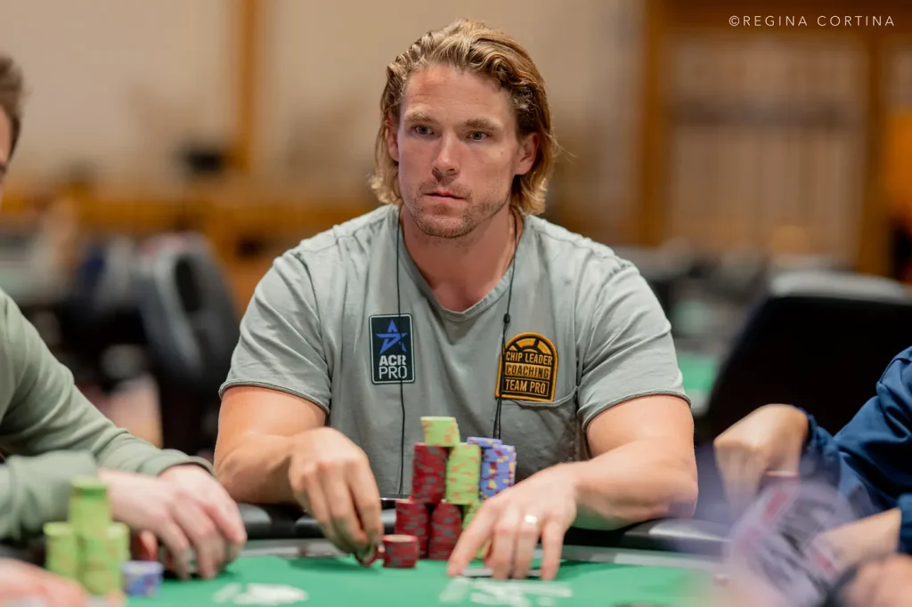 Alex Foxen đang dẫn đầu bàn chung kết giải WSOP 25K PLO High Roller năm 2026.