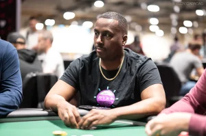 Huyền thoại WSOP Tour Maurice Hawkins cuối cùng cũng có cơ hội giành được chiếc vòng tay vàng.