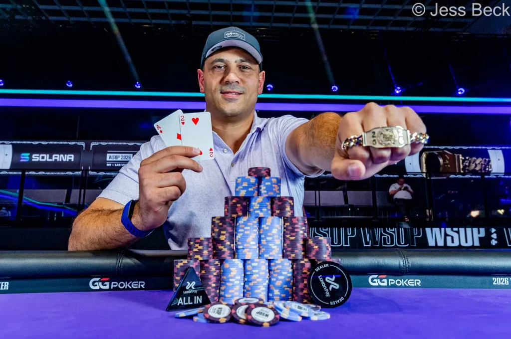 Omar Zazay giành được chiếc vòng tay vàng đầu tiên tại giải WSOP 2026.