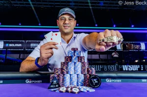Omar Zazay giành được chiếc vòng tay vàng đầu tiên tại giải WSOP 2026.