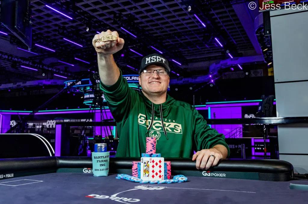 Josh Reichard giành được chiếc vòng tay vàng đầu tiên tại giải WSOP 2026.