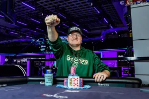 Josh Reichard giành được chiếc vòng tay vàng đầu tiên tại giải WSOP 2026.