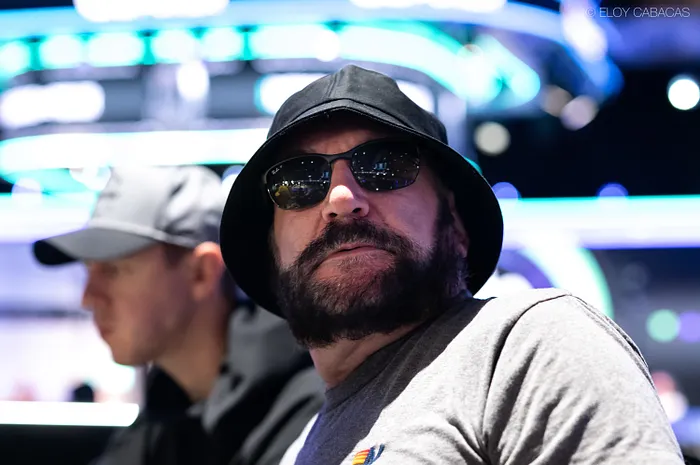 Matusow 在 WSOP 主賽事中因露牌遭判一輪罰則