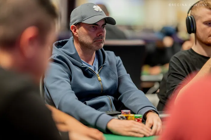 WSOP 主賽事中出現數百個大盲的三方對決：A vs K vs K