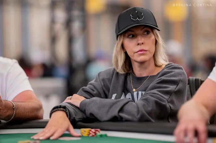 Một kết quả bất ngờ khó tin đã xảy ra tại sự kiện chính của WSOP: ba cặp ba lá giống nhau và một cặp Át.