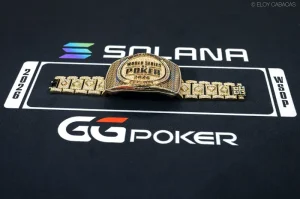 撲克玩家在 WSOP 主賽事中用「Big Slick」立即賭上全部籌碼