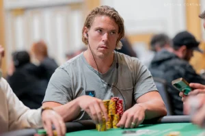Alex Foxen đã tiến vào top 5 trong Ngày 1 của sự kiện WSOP 2026 #96 PLO dành cho bàn chơi 6 người.