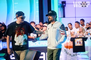 Lucas Jumalon đang dẫn đầu ngày thi đấu đầu tiên của bàn chung kết WSOP Main Event, Han Feng vươn lên vị trí thứ hai.