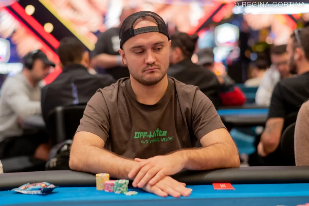 Nikita Kalinin giành được chiếc vòng tay vàng tại Giải vô địch Bounty trực tuyến WSOP 2026.