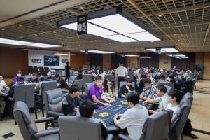 In DBPT S3 Main Event Group A, Xing leads the 25 qualifying players with 888,000 chips.