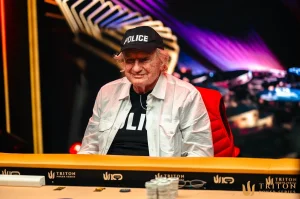 Huyền thoại poker đã đánh bại AA với tứ quý để giành vị trí dẫn đầu về số chip tại sự kiện chính Triton Jeju.