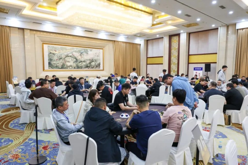 Dong Chao đang dẫn đầu ngày 1B của sự kiện chính WPA Shede Yunzhi Cup Jinan với 310.500 chip, tiến vào vòng tiếp theo.
