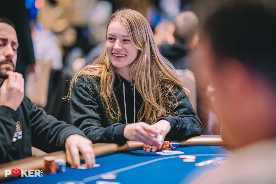 CoinPoker大使Abby Merk在The Lodge Card Club直播牌局以A5全下不敵Susan的66，引發牌桌禮儀討論