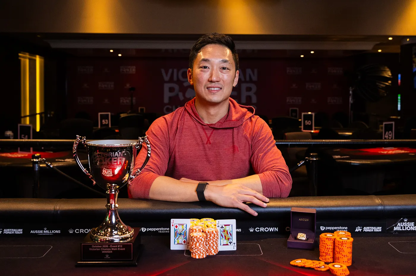 撲克玩家擊敗WSOP主賽事冠軍Joe Hachem奪得大賽獎盃